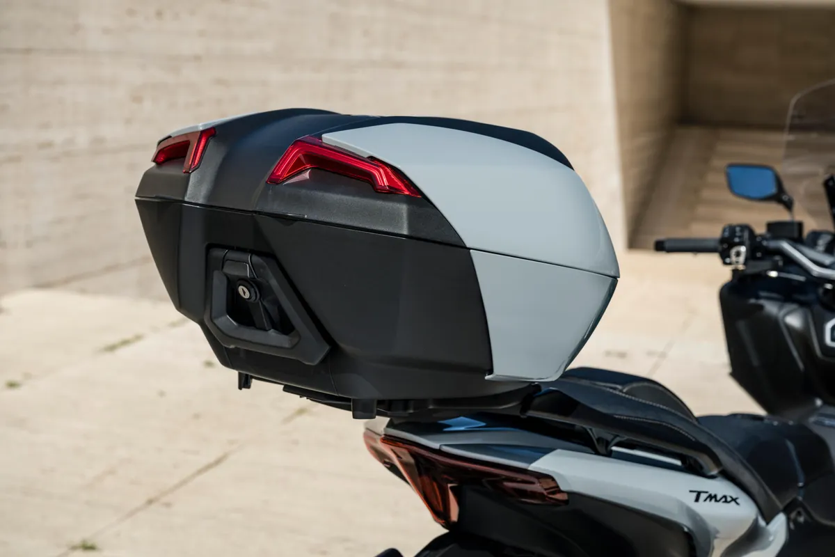 Baúl trasero original montado en un Yamaha TMAX