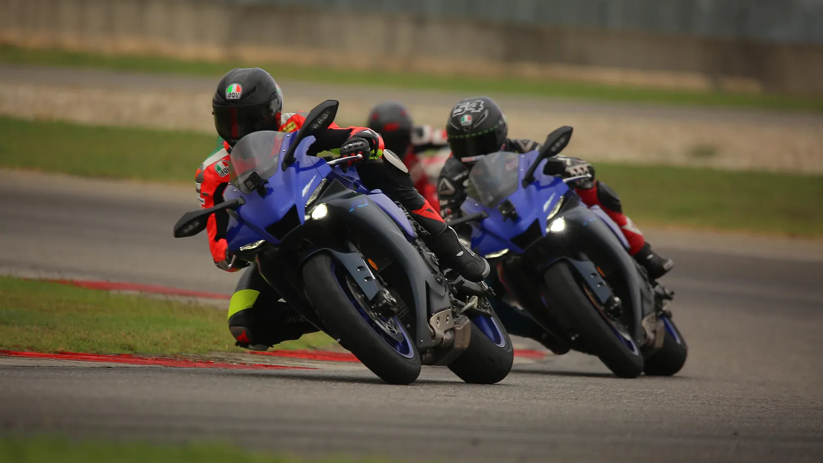 Dos deportivas Yamaha en paralelo en una curva de circuito