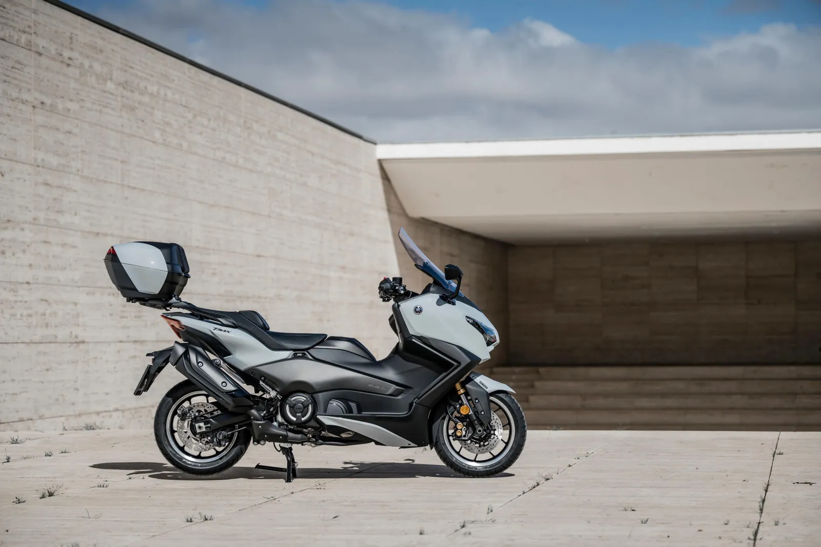 Yamaha TMAX aparcado junto a un edificio de hormigón